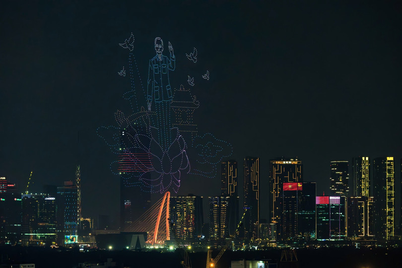 Màn trình diễn được thực hiện trên sông Sài Gòn, nằm giữa Công viên Bến Bạch Đằng (quận 1) và Công viên Bờ sông Sài Gòn (TP Thủ Đức). Ảnh: Anh Tú.