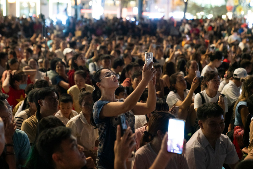 Buổi tổng duyệt trình diễn drone dự kiến diễn ra vào lúc 20h30. Tuy nhiên, đến 20h40 chương trình mới bắt đầu, khiến nhiều người ngóng chờ. Ảnh: Linh Huỳnh.