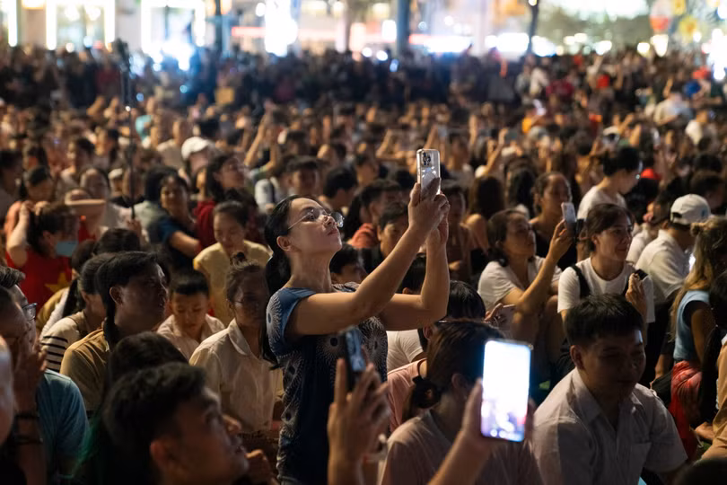 Buổi tổng duyệt trình diễn drone dự kiến diễn ra vào lúc 20h30. Tuy nhiên, đến 20h40 chương trình mới bắt đầu, khiến nhiều người ngóng chờ. Ảnh: Linh Huỳnh.