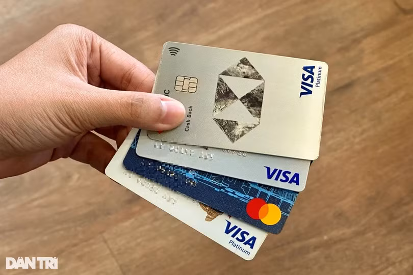 Để dễ dàng kiểm soát chi tiêu, chuyên gia cho rằng mỗi người chỉ nên sử dụng tối đa 2 thẻ tín dụng (Ảnh: Nhật Quang).