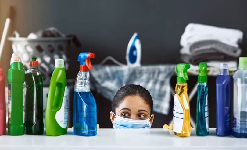 Các sản phẩm tẩy rửa chứa nhiều hóa chất độc hại có thể gây hại phổi, tăng nguy cơ mắc COPD. Ảnh: Freepik.