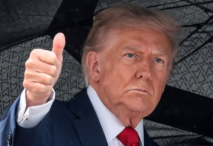 Tổng thống Trump lên chuyên cơ Không lực Một để chuẩn bị tới Trung Đông hôm 12/10. Ảnh: Reuters Tổng thống Trump lên chuyên cơ Không lực Một để chuẩn bị tới Trung Đông hôm 12/10. Ảnh: Reuters