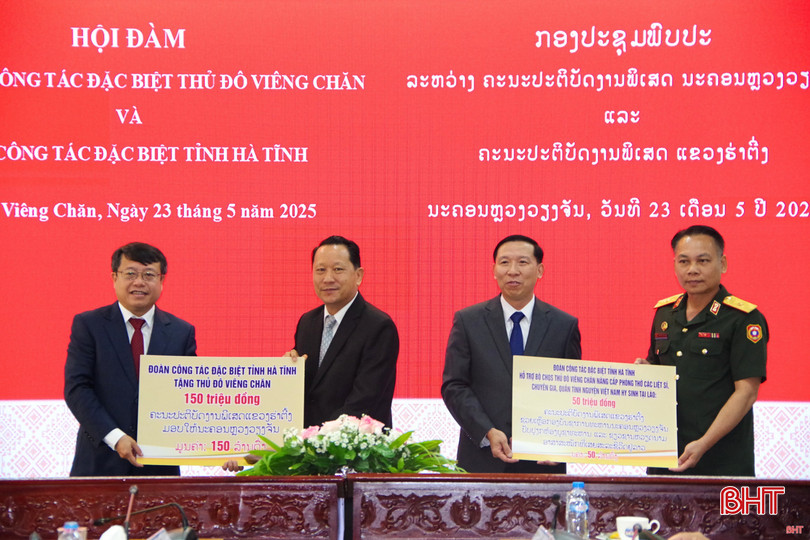 Đoàn công tác tỉnh Hà Tĩnh trao kinh phí hỗ trợ cho Ban Công tác đặc biệt Thủ đô Viêng Chăn. bqbht_br_trao-khen.jpg
