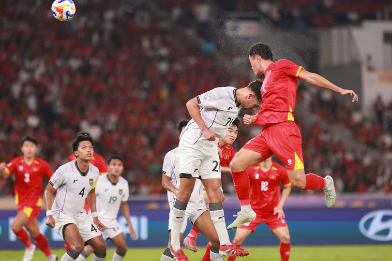 U23 Việt Nam có hiệp đấu thành công trước áp lực từ khán đài sân Bung Karno. Ảnh: Hải Hồ. U23 Việt Nam có hiệp đấu thành công trước áp lực từ khán đài sân Bung Karno. Ảnh: Hải Hồ.