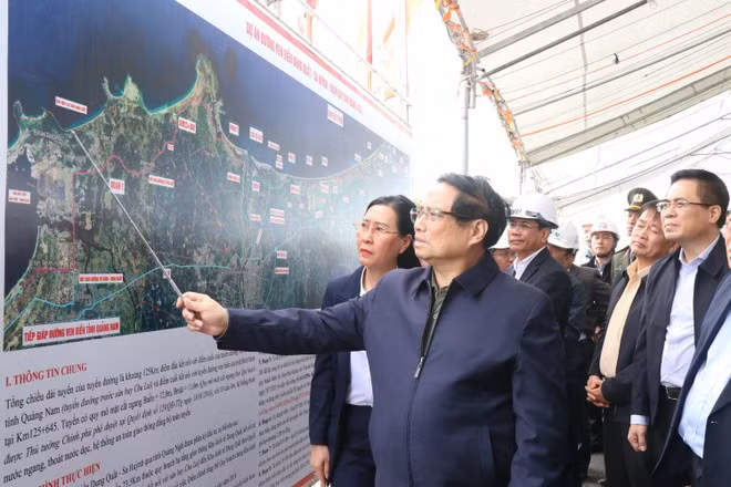 Thủ tướng Phạm Minh Chính kiểm tra tuyến đường ven biển tỉnh Quảng Ngãi tháng 2/2025. (Ảnh: Phạm Cường/TTXVN)