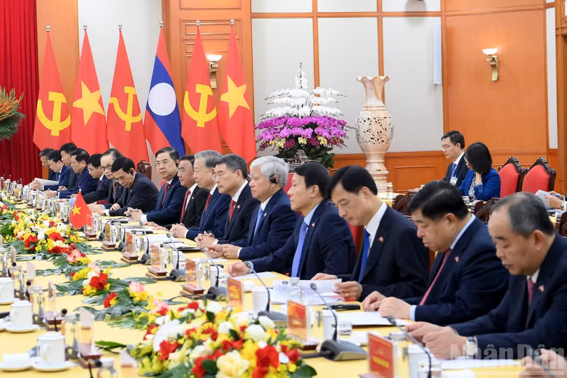 Đoàn đại biểu cấp cao Việt Nam tham dự hội đàm.