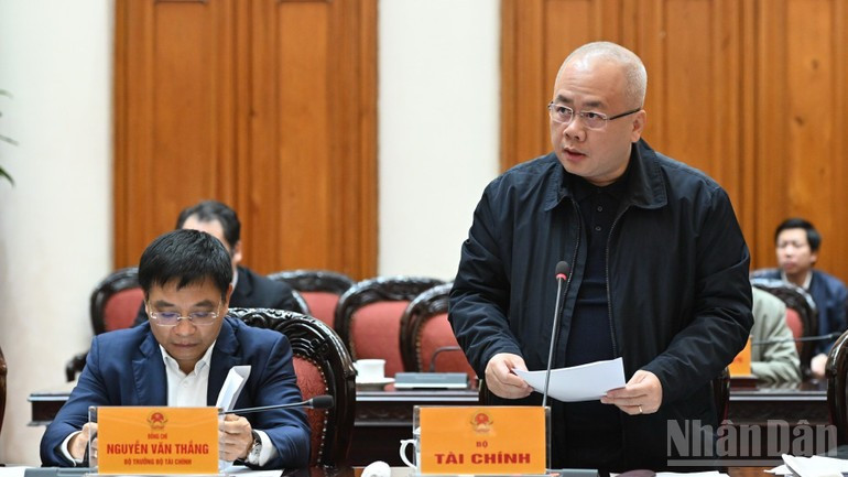 Lãnh đạo Bộ Tài chính phát biểu ý kiến tại phiên họp. (Ảnh: TRẦN HẢI)