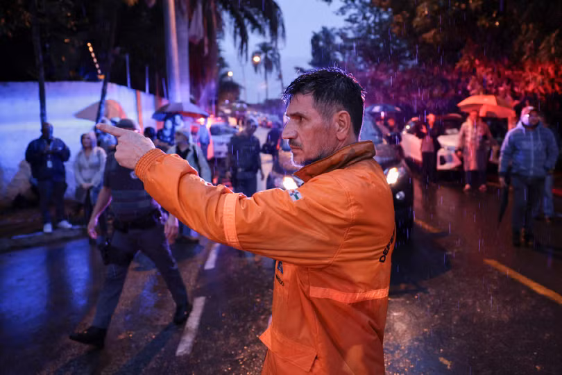 Lực lượng cứu hộ tại khu vực máy bay rơi - Ảnh: REUTERS