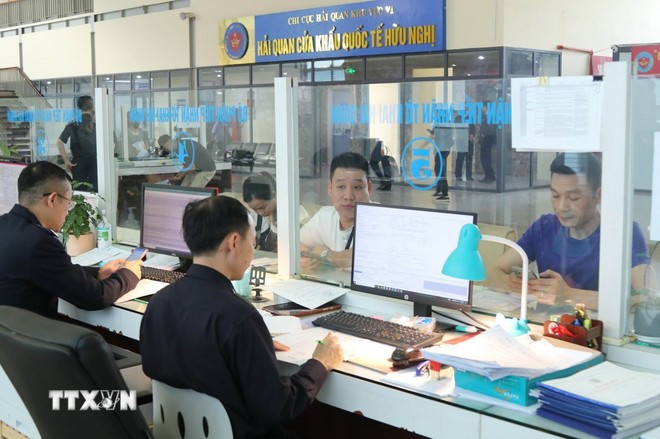 Hải quan Cửa khẩu Quốc tế Hữu Nghị (Lạng Sơn) giải quyết thủ tục cho doanh nghiệp. (Ảnh: Quang Duy/TTXVN) Hải quan Cửa khẩu Quốc tế Hữu Nghị (Lạng Sơn) giải quyết thủ tục cho doanh nghiệp. (Ảnh: Quang Duy/TTXVN)