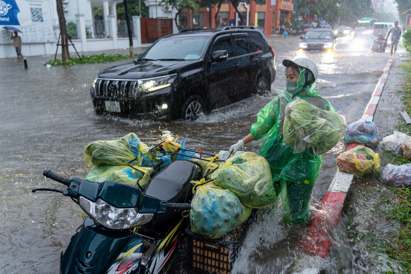 Ghi nhận 7h sáng tại đường Trần Thái Tông, đường ngập cao khiến nhiều ôtô bị chết máy giữa đường. Chị Nguyễn Thị Thùy (34 tuổi, phường Mai Dịch) chia sẻ: &quot;Sau khi thấy trời mưa lớn từ đêm tôi đã chủ động đi giao hàng từ sớm nhưng đi qua nhiều đoạn ngập sâu vẫn khó khăn để di chuyển&quot;. Ảnh: Trần Hiền.