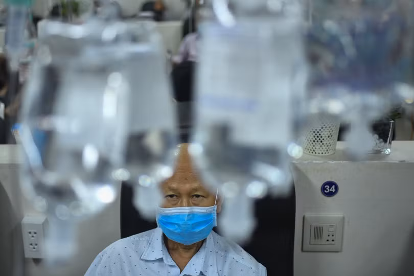 Bệnh nhân đang được truyền thuốc tại bệnh viện ở TP.HCM. Ảnh minh họa: Duy Hiệu.