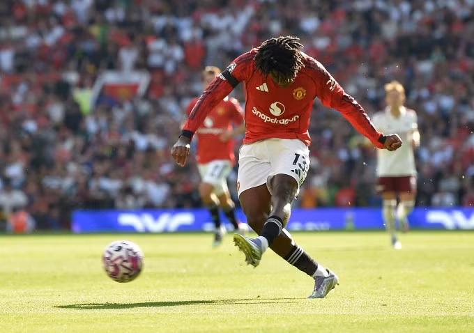 Cú sút xa của Dorgu trúng cột dọc. Ảnh: Reuters