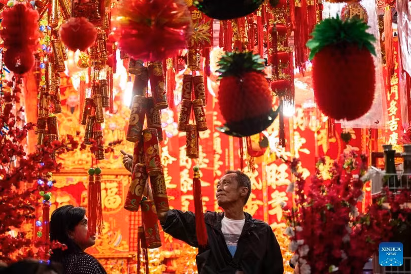 Chợ Glodok ở khu phố Chinatown tại Jakarta, Indonesia, rực rỡ trong sắc đỏ. Ảnh: Tân Hoa xã.