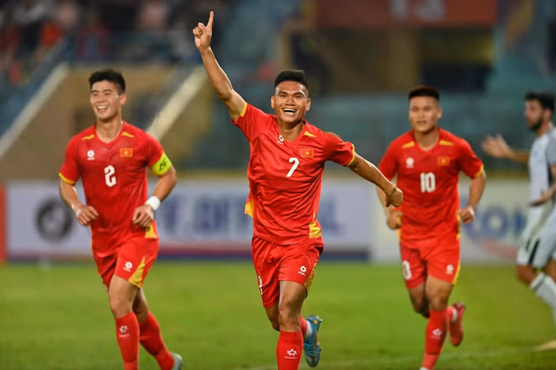 Chênh lệch giữa hai đội tuyển là khá lớn. Ảnh: Việt Linh.