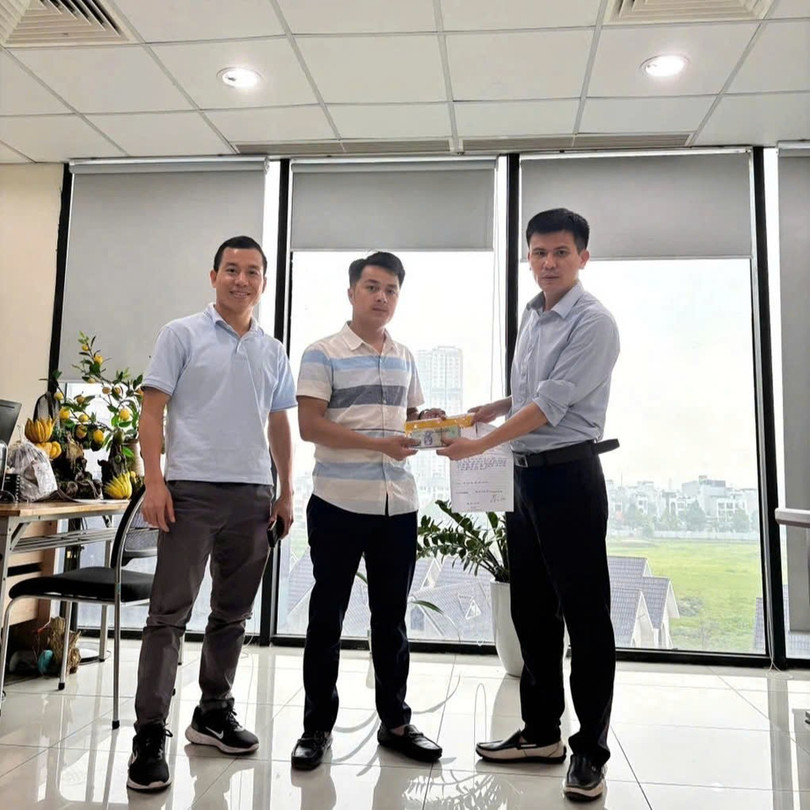 Ông Đăng (phải) trao lại số tiền cho anh Thắng (áo kẻ) (Ảnh: Nhân vật cung cấp). z6582869392842-e01c32f2ca26ff3048234fa28f21bebd.jpg