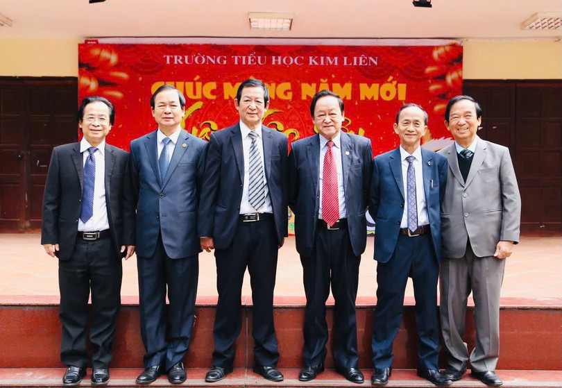 Từ trái qua phải: PGS Nguyễn Lân Trung, GS Nguyễn Lân Việt, TS Nguyễn Lân Tráng, nhà khoa học Nguyễn Lân Hùng, PGS Nguyễn Lân Cường, GS Nguyễn Lân Dũng (Ảnh: Nhân vật cung cấp). z6582790815859-ba55cc133904e15e8582222ef0a61029.jpg