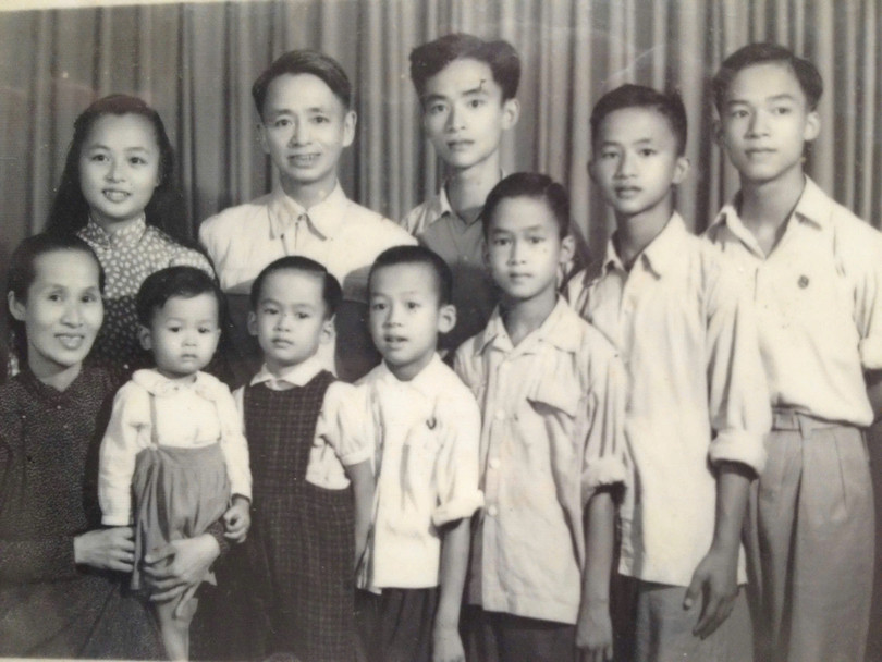 Gia đình GS.NGND Nguyễn Lân. z6582790815833-99d50cfcc1108148bd2720c8964bc428.jpg