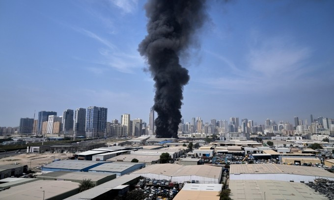 Cột khói đen bốc lên tại một khu công nghiệp thuộc thành phố Sharjah, UAE, sau cuộc tập kích của Iran hôm 1/3. Ảnh: AP