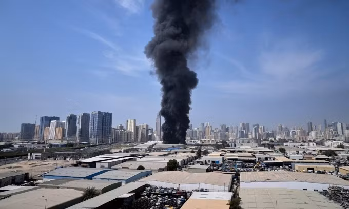 Cột khói đen bốc lên tại một khu công nghiệp thuộc thành phố Sharjah, UAE, sau cuộc tập kích của Iran hôm 1/3. Ảnh: AP