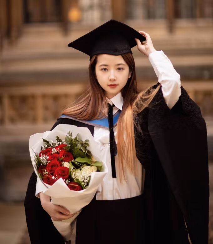 Zhu nhận bằng thạc sĩ Oxford, Anh hồi tháng 3/2022. Ảnh: Weibo
