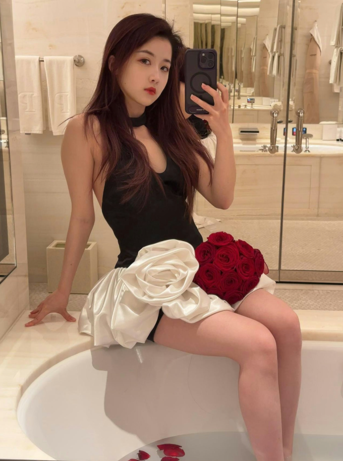 Bên cạnh thời gian nghiên cứu, Zhu cũng chia sẻ hình ảnh xinh đẹp của bản thân trên trang cá nhân với 1,7 triệu người theo dõi. Ảnh: Weibo Bên cạnh thời gian nghiên cứu, Zhu cũng chia sẻ hình ảnh xinh đẹp của bản thân trên trang cá nhân với 1,7 triệu người theo dõi. Ảnh: Weibo