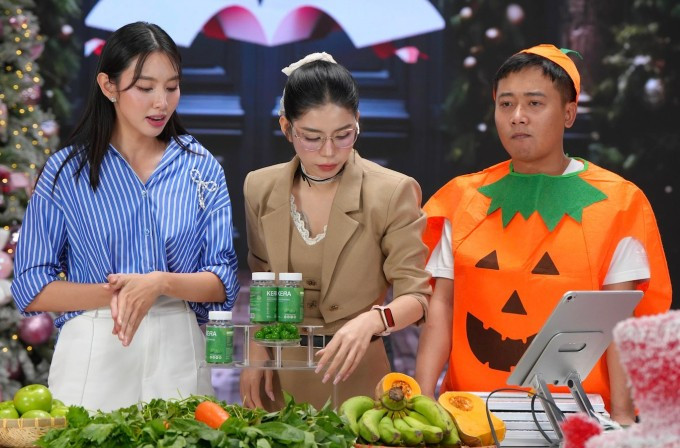 Hoa hậu Thùy Tiên, Hằng Du Mục, Quang Linh Vlogs (từ trái qua) trong một lần livestream bán kẹo Kera. Ảnh: Cắt từ video Hoa hậu Thùy Tiên, Hằng Du Mục, Quang Linh Vlogs (từ trái qua) trong một lần livestream bán kẹo Kera. Ảnh: Cắt từ video