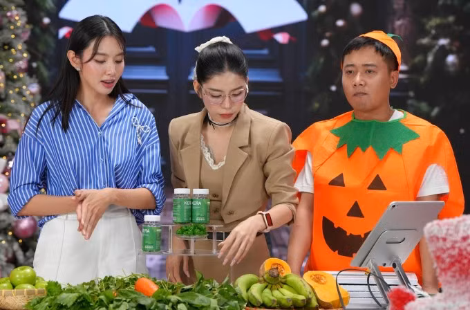 Hoa hậu Thùy Tiên, Hằng Du Mục, Quang Linh Vlogs (từ trái qua) trong một lần livestream bán kẹo Kera. Ảnh: Cắt từ video