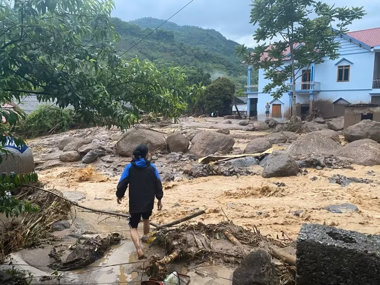 Mưa lớn, sạt lở đất tại Bắc Kạn làm 4 người chết.