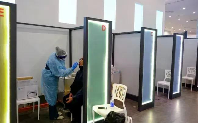 Nhiều sân bay bắt đầu kiểm tra y tế nhằm ngăn chặn mpox. (Ảnh: Bloomberg)