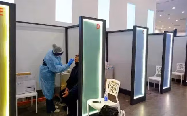 Nhiều sân bay bắt đầu kiểm tra y tế nhằm ngăn chặn mpox. (Ảnh: Bloomberg)