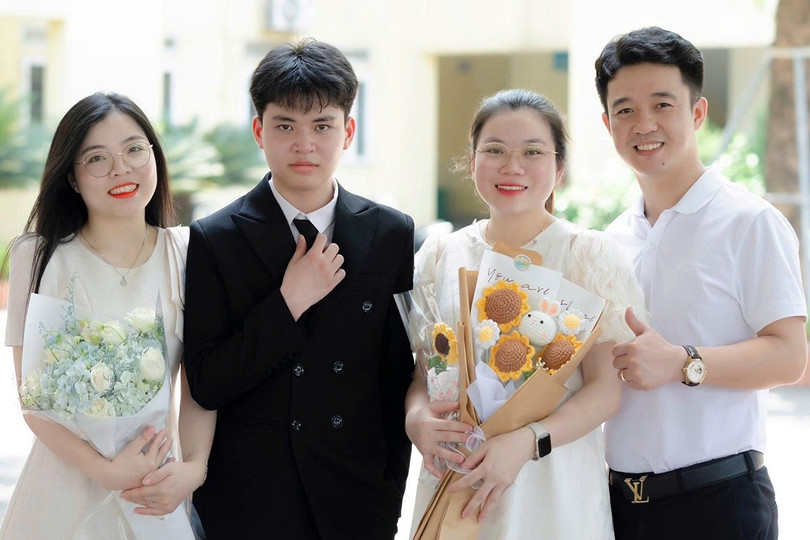 Em Trần Công Nguyên (áo đen) - đồng thủ khoa khối A00 của Hà Tĩnh. z6809293647655-3bad3951c020d5b5616a6a301dfc21e7.jpg