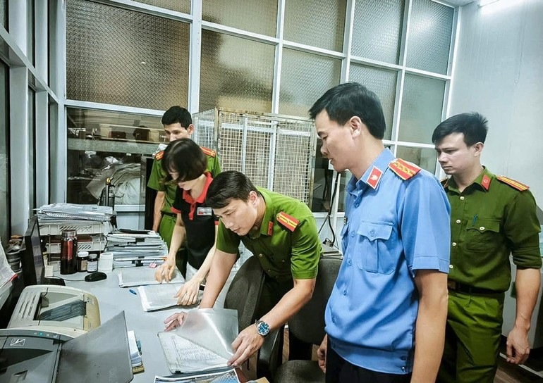 Cơ quan chức năng tỉnh Phú Thọ kiểm tra hồ sơ, sổ sách của Công ty Tomoken Việt Nam. Cơ quan chức năng tỉnh Phú Thọ kiểm tra hồ sơ, sổ sách của Công ty Tomoken Việt Nam.