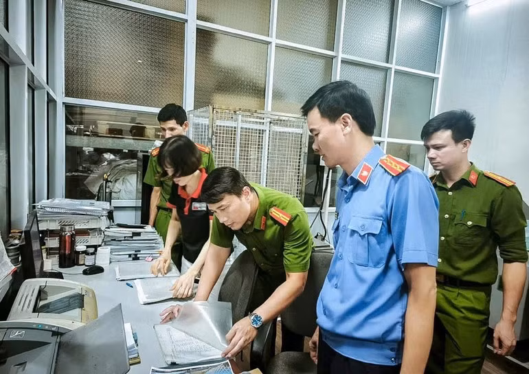 Cơ quan chức năng tỉnh Phú Thọ kiểm tra hồ sơ, sổ sách của Công ty Tomoken Việt Nam.