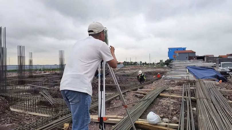 Anh Quang Minh, 42 tuổi trên công trình ở tỉnh Bắc Ninh, tháng 7/2026. Ảnh: Nhân vật cung cấp