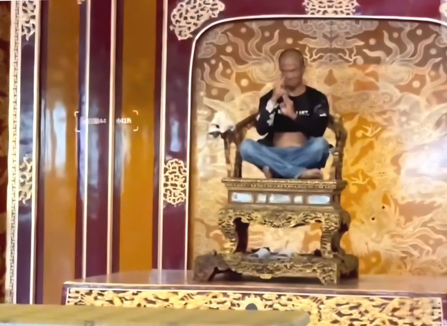 Ce sujet a contourné les gardes des reliques pour se faufiler dans la zone du trône et a endommagé le trésor national. Capture d'écran Đối tượng này đã qua mặt được bảo vệ di tích để lẻn vào khu vực đặt ngai vua và xâm hại Bảo vật quốc gia. Ảnh chụp màn hình