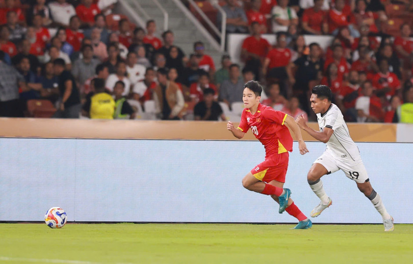 U23 Việt Nam gặp nhiều khó khăn trước khả năng áp sát từ chủ nhà. Ảnh: Hải Hồ. U23 Việt Nam gặp nhiều khó khăn trước khả năng áp sát từ chủ nhà. Ảnh: Hải Hồ.