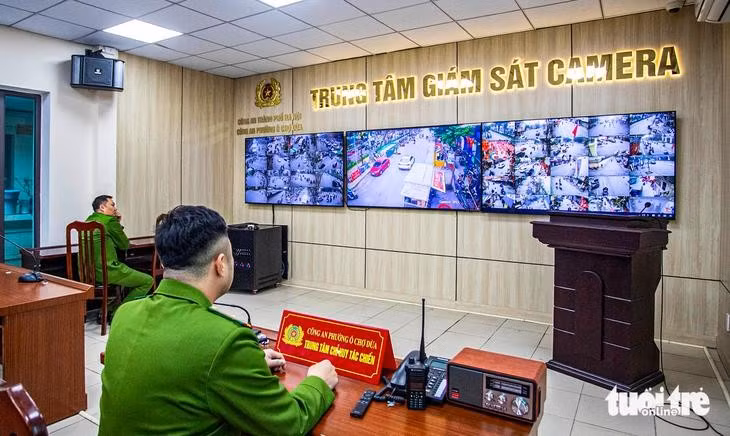 Trung tâm giám sát camera tại Công an phường Ô Chợ Dừa (Hà Nội) - Ảnh: H.Q.