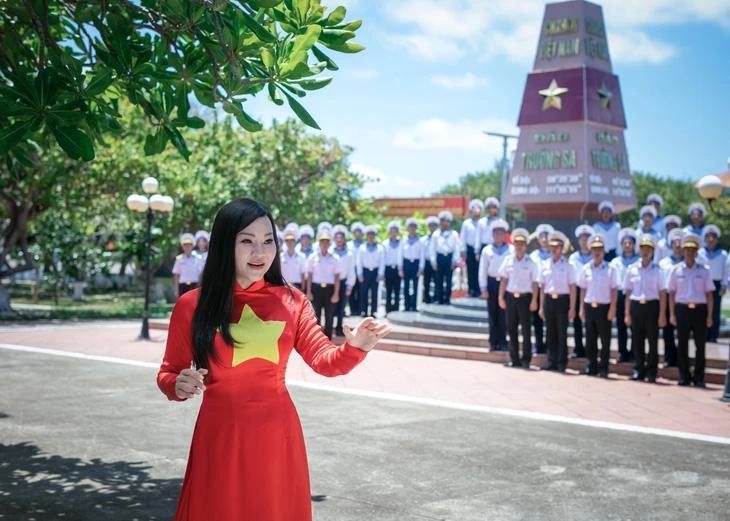 Hình ảnh ca sĩ Khánh Hòa hát trước đảo Trường Sa trong phim - Ảnh: ĐPCC