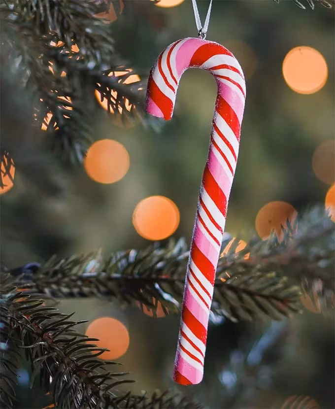 Kẹo gậy treo trên cây thông Noel. Ảnh: AllChristmasStore