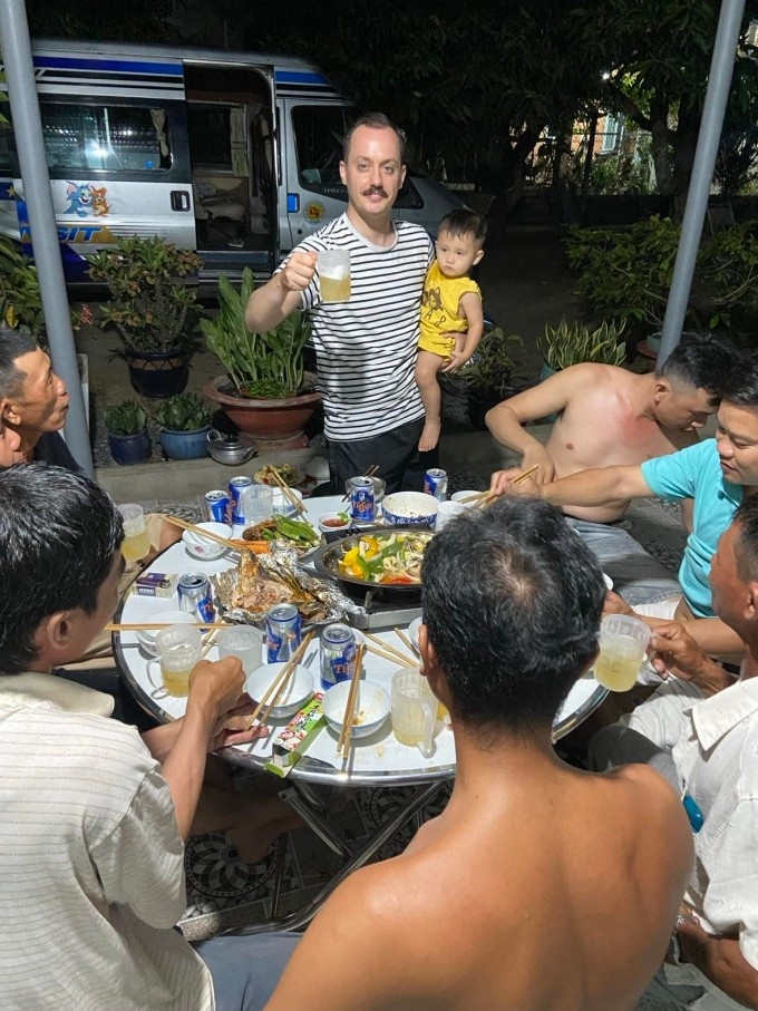 Anh Timothée Rousselin trong buổi tiệc ở gia đình vợ tại Gò Dầu, Tây Ninh, tháng 4/2025. Ảnh: Nhân vật cung cấp Anh Timothée Rousselin trong buổi tiệc ở gia đình vợ tại Gò Dầu, Tây Ninh, tháng 4/2025. Ảnh: Nhân vật cung cấp