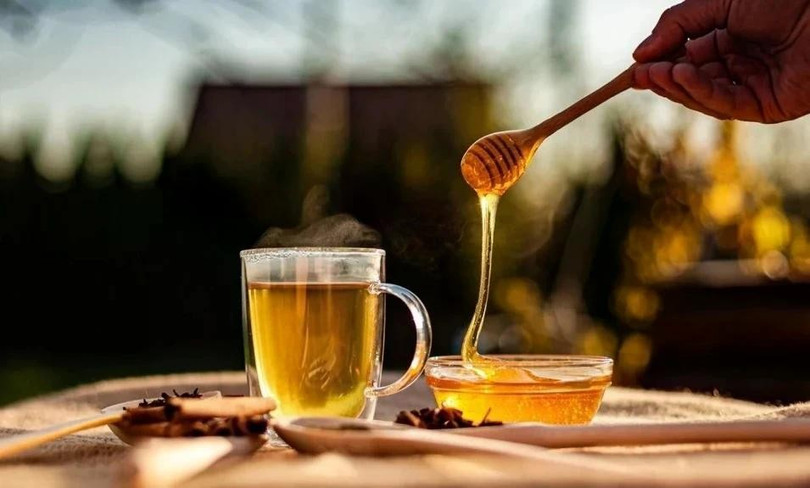 Có thể pha thêm mật ong, gừng, quế, chanh vào cốc nước ấm để tăng thêm hương vị. Ảnh: Telegrafi.