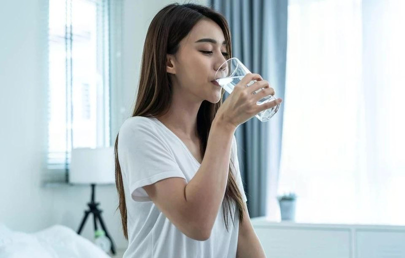 Uống một cốc nước ấm ngay khi thức dậy là cách khởi đầu ngày mới hiệu quả, cải thiện tiêu hóa, thúc đẩy giải độc cơ thể. Ảnh: Shutterstock.