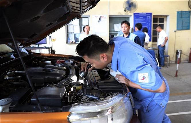 Các phương tiện xe cơ giới làm thủ tục đăng kiểm tại trung tâm đăng kiểm xe cơ giới số 29.03V (Cục Đăng kiểm Việt Nam). Ảnh: Quốc Khánh/TTXVN