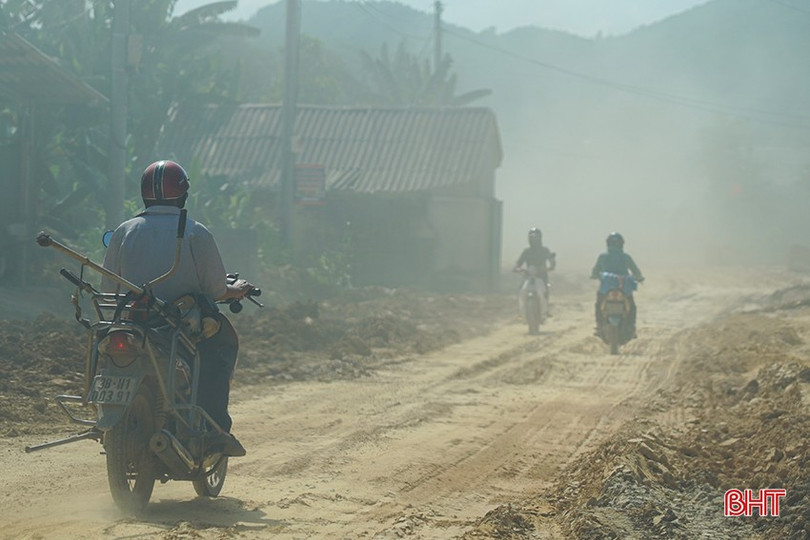 Đoạn Quốc lộ 8 - đường Hồ Chí Minh (Hà Tĩnh) thi công chưa đạt tiến độ đề ra. mkuf.jpg
