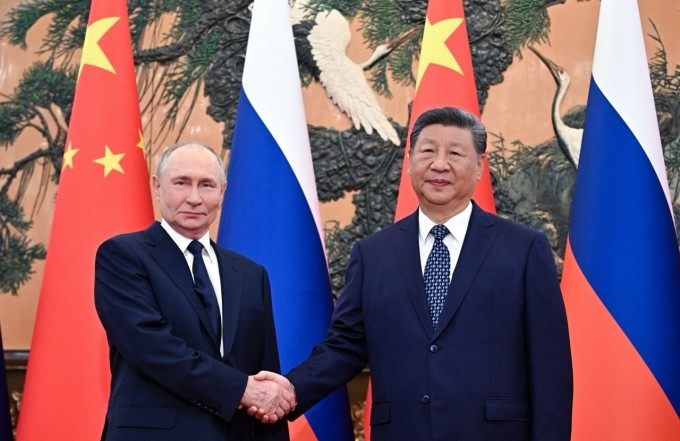 Tổng thống Nga Vladimir Putin (trái) và Chủ tịch Trung Quốc Tập Cận Bình tại Bắc Kinh ngày 2/9. Ảnh: AFP Tổng thống Nga Vladimir Putin (trái) và Chủ tịch Trung Quốc Tập Cận Bình tại Bắc Kinh ngày 2/9. Ảnh: AFP