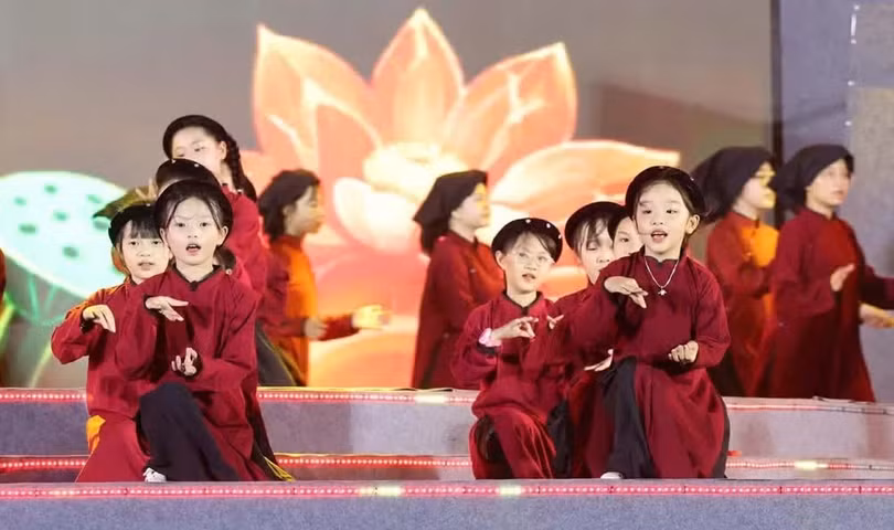 Làn điệu Xoan mượt mà được các em học sinh thể hiện đã để lại nhiều ấn tượng trong lòng du khách đêm khai mạc.