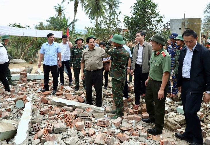 Thủ tướng thăm hỏi, động viên cán bộ chiến sĩ của Quân khu 5 tham gia xây dựng lại nhà bị sập cho người dân tại thôn Phú Hữu, xã Hòa Thịnh, tỉnh Đắk Lắk - Ảnh: TRUNG TÂN