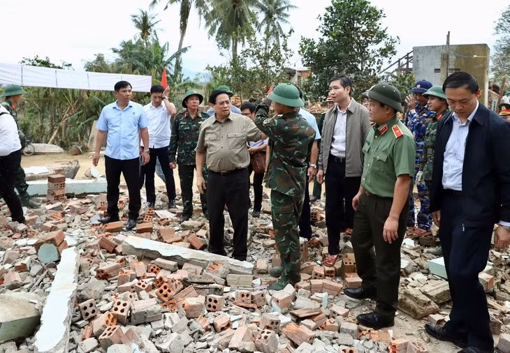 Thủ tướng thăm hỏi, động viên cán bộ chiến sĩ của Quân khu 5 tham gia xây dựng lại nhà bị sập cho người dân tại thôn Phú Hữu, xã Hòa Thịnh, tỉnh Đắk Lắk - Ảnh: TRUNG TÂN