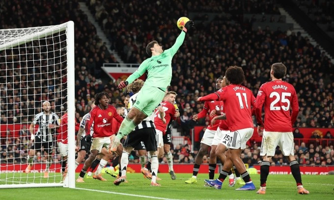 Thủ môn Lammens trong tình huống đẩy bóng hụt từ quả phạt góc của Newcastle. Ảnh: EPA