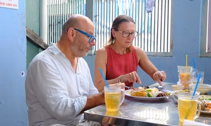 Khách Australia ăn cơm tấm ở TP HCM. Ảnh: Mai Trung